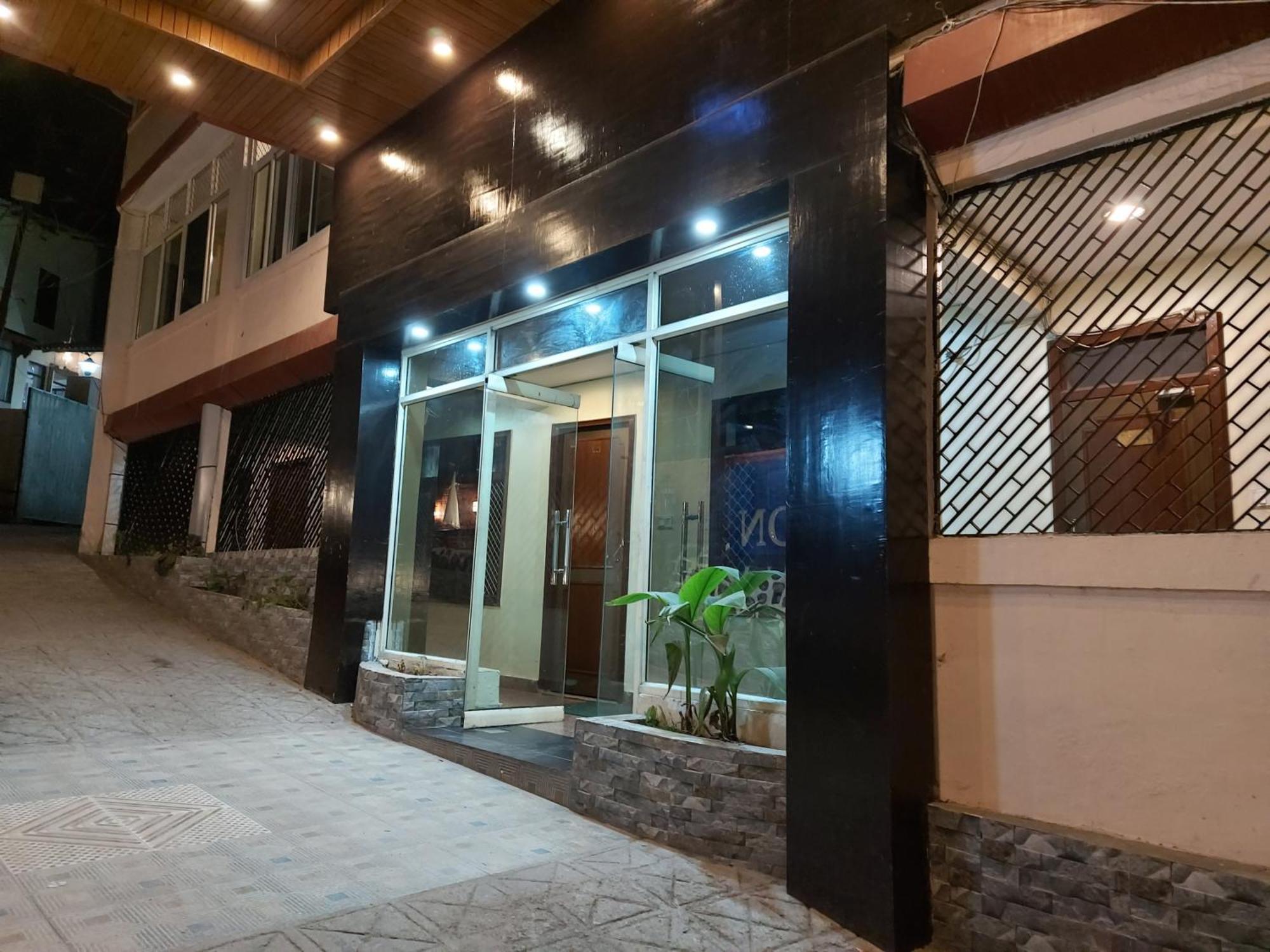 Goroomgo Moon Nainital Near Naini Lake - Parking & Lift Facilities -Hygiene And Spacious Room - Best Seller Zewnętrze zdjęcie