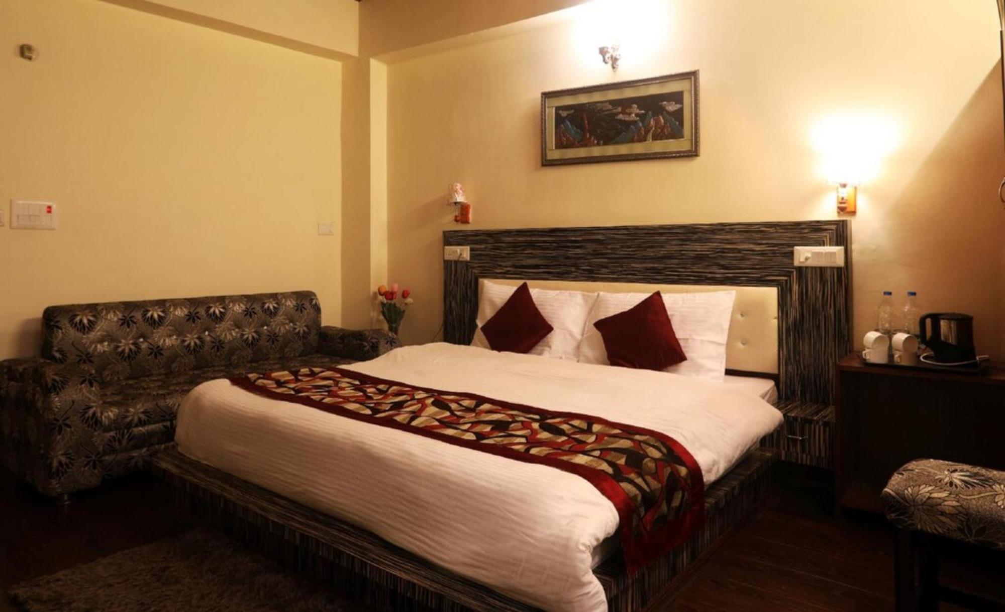 Goroomgo Moon Nainital Near Naini Lake - Parking & Lift Facilities -Hygiene And Spacious Room - Best Seller Zewnętrze zdjęcie