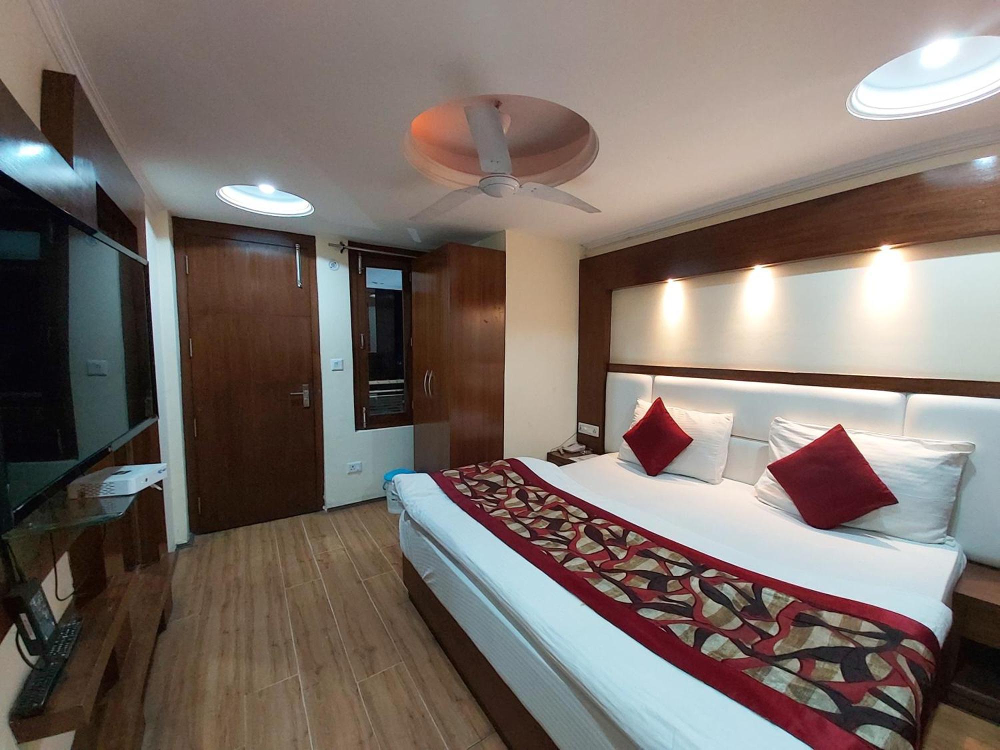 Goroomgo Moon Nainital Near Naini Lake - Parking & Lift Facilities -Hygiene And Spacious Room - Best Seller Zewnętrze zdjęcie